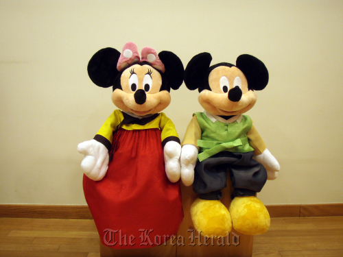 Mickey and Minnie dressed in hanbok