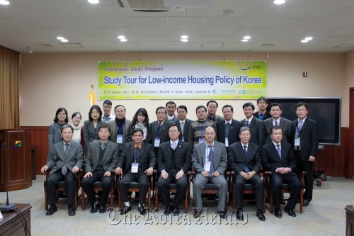 Moom Nam-soo (front, center), director of Environment Policy bureau in Gangwon Province, and Kim Kwi-gon (front, second from right), director of International Urban Training Center, pose with Vietnamese officials touring Korea to study the country’s low-income housing policy. (Gangwon Province)