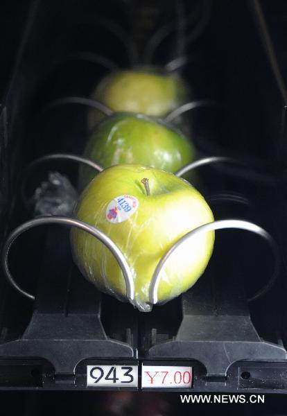 Apples are seen in a vending machine at a subway station in Shanghai, east China, Jan. 17, 2011. Fruit vending machines have been placed in subway stations of Shanghai in recent days. (Photo: Xinhua)