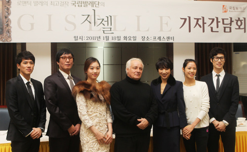 (From left) Ko Hye-joo who will perform the role of Myrtha, first ballet master and associate director of dance at the Paris Opera Ballet Patrice Bart, artistic director of the Korea National Ballet Company Choi Tae-ji, and Lee Eun-won in the role of Giselle pose for photographers during a press conference in Seoul on Tuesday. (Yonhap News)