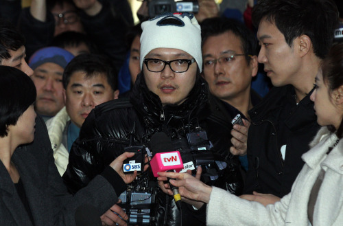 Shin Jung-hwan answers questions of reporters in front of the Seoul Metropolitan Police on Wednesday. (Yonhap News)