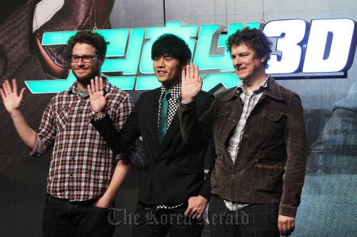 French director Michel Gondry (right), Taiwanese pop star Jay Chou (middle), and Canadian actor Seth Rogan pose at a press conference for their newly-released superhero flick, “The Green Hornet,” at Hotel Shilla in Seoul, Wednesday. (Yonhap News.)