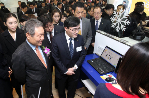 KB Financial chairman Euh Yoon-dae (left) visits the first Rock Star Zone in Seoul, the bank’s newly launched branch dedicated to serve university students by offering products targeting young people. (Yonhap News)
