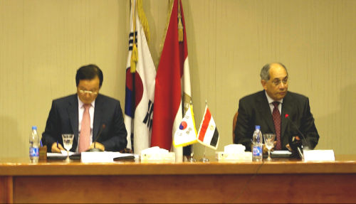 Finance Minister Yoon Jeung-hyun (left) and his Egyptian counterpart Boutros Ghali sign an agreement on cooperation in oil, nuclear power and other areas after their talks in Cairo Thursday.  (Yonhap News)