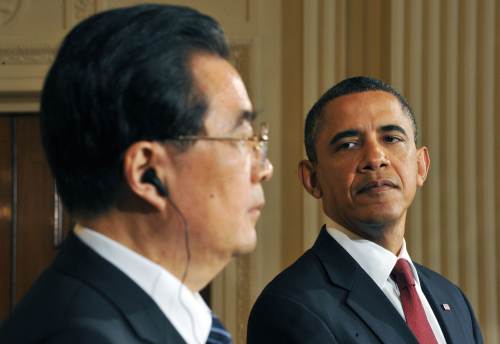U.S. President Barack Obama (right) and his Chinese counterpart Hu Jintao hold a press conference in the East Room at the White House in Wwashington, D.C. on Wednesday. (AFP-Yonhap News)