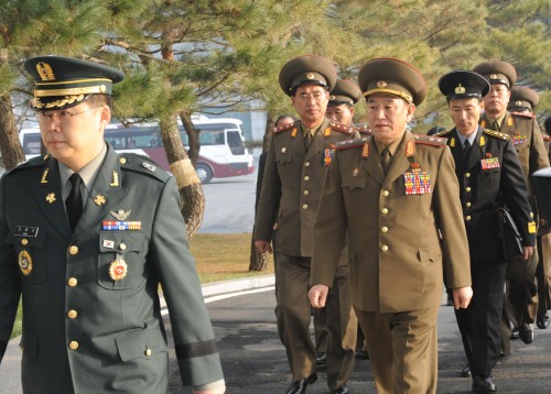 This file photo shows South and North Korean delegates to the high-level military talks between the two countries in Pyongyang, 2007. (The Korea Herald)