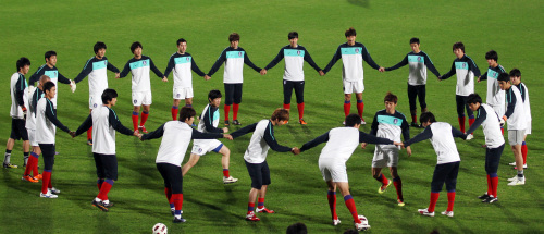 Korea’s national soccer team players train during a practice session at Al-Wakrah stadium in Doha on Friday. (Yonhap News)