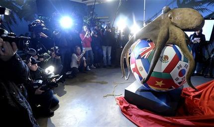 The two-meter-tall statue has been revealed for Paul the Octopus, the tentacled tipster who fascinated football fans by correctly predicting results at last year's World Cup. (AP-Yonhap News)