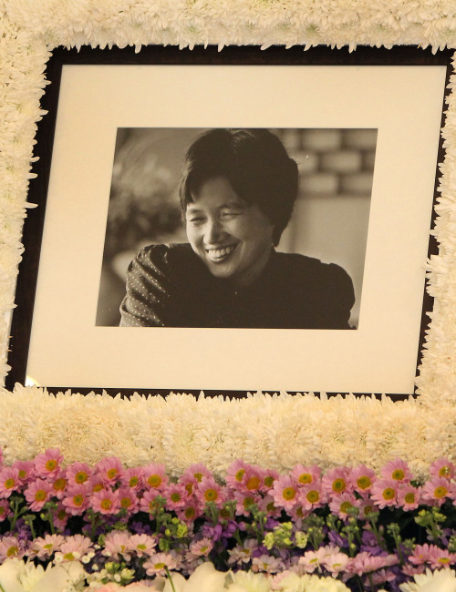 The memorial photo of late writer Park Wan-suh is placed at a funeral room of Samsung Seoul Hospital on Saturday. (Yonhap News)