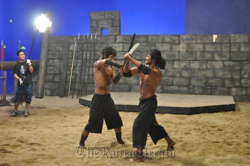 Lead actor Cho Dong-hyeok (right) films a gladiator action sequence for OCN’s “Yaksa.” (OCN)
