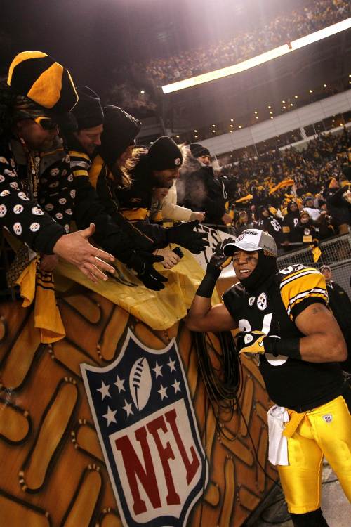 Steelers receiver Hines Ward celebrates the AFC title with fans. (AFP-Yonhap News)