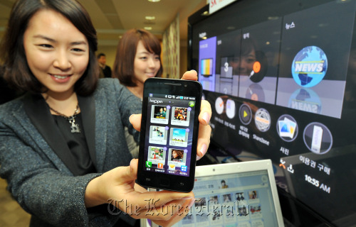 An SK Telecom official introduces Samsung Electronics’ new smartphone “Galaxy S hoppin” at SK’s headquarters in central Seoul on Monday. (Park Hyun-koo/The Korea Herald)