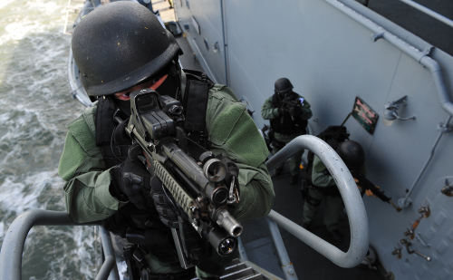 Members of underwater demolition team (UDT) of the South Korean Navy, take part in an anti-terrorism drill. South Korean Navy commandos successfully stormed a hijacked South Korean freighter in the Arabian Sea, freeing its 23 crewmen unhurt. Eight of the 12 Somali pirates who had seized the Samho Jewelry were killed and five others captured alive. (Yonhap News)