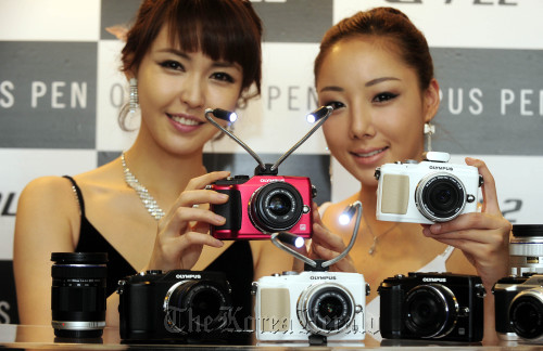 Models present Olympus’ new hybrid camera PEN E-PL2 at an event in downtown Seoul on Tuesday.(Park Hae-mook/The Korea Herald)