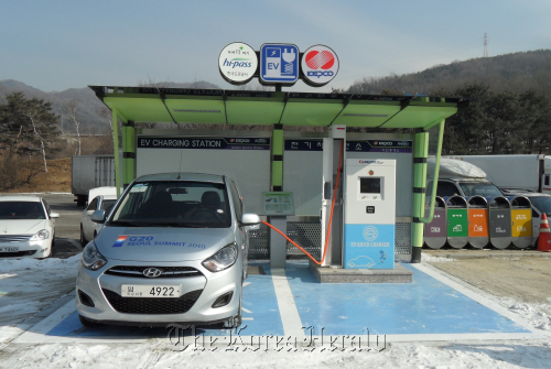 An electric car charging station on Jungbu Expressway (KEPCO)