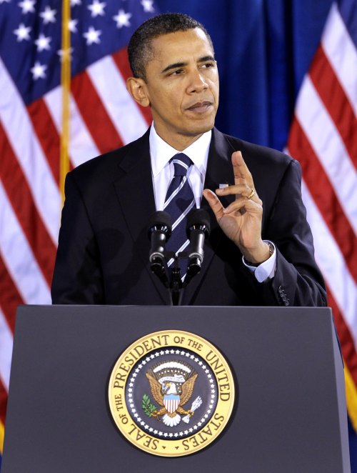 U.S. President Barack Obama speaks about the key to boosting American competitiveness at Forsyth Technical Community College in Winston-Salem, North Carolina, Dec. 6. (AP-Yonhap News)