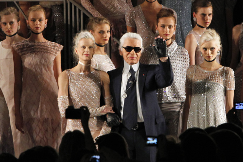 German designer Karl Lagerfeld acknowledges applause after the show of Chanel Haute Couture Spring-Summer 2011 fashion collection presented in Paris, Tuesday. (AP-Yonhap News)