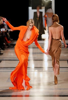 A model loses her balance on the runway during French fashion designer Stephane Rolland’s show for his Haute Couture Spring-Summer 2011 fashion collection presented in Paris, Tuesday. (AP-Yonhap News)