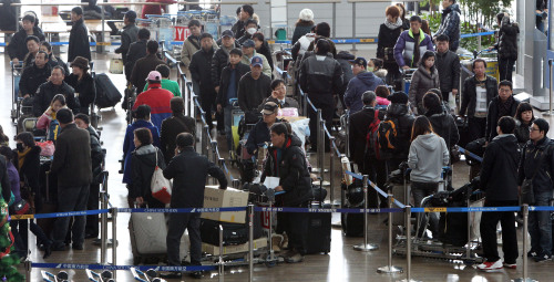 Incheon International Airport is packed with people travelling overseas during Lunar New Year holiday. (Yonhap News)