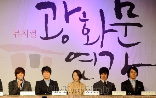 Actors cast for the musical “Gwanghwamun Younga” at a press call in Seoul on Monday. From left are Yoon Do-hyun, Song Chang-eui, Lisa Chung, Kim Moo-yeol and Lim Byung-geun. (Lee Sang-sub/The Korea Herald)