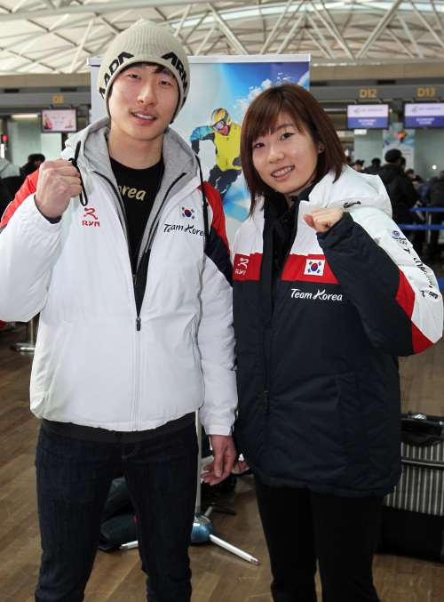EYE ON GOLD ― Korean national team freestyle skiers Seo Myung-joon (left) and Seo Jung-hwa pose before their departure to Kazakhstan on Thursday. (Yonhap News)