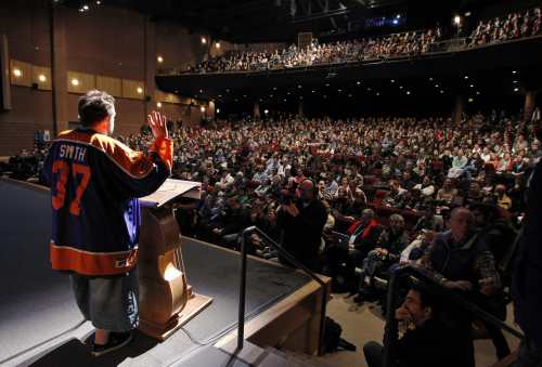 Director Kevin Smith addresses the audience after the premiere of “Red State” during the 2011 Sundance Film Festival in Park City, Utah on Sunday. (AP-Yonhap News)
