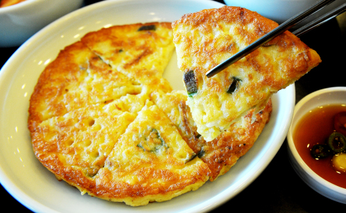 Getmaeul’s bindaetteok boasts an uber crisp crust and a tater-like inside, with coarsely ground mung beans adding texture and flavor to the traditional pancake. (Park Hyun-koo/The Korea Herald)