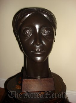 Elizabeth Catlett’s bronze bust “Glory,” iss h own a t B r o n x Museum. The piece ispart of the exhibition “Stargazers,” on displayat the Bronx Museum featuring works by Catlett and 21 contemporary artists.The show runs Jan. 27 through May 29.(AP-Yonhap News)