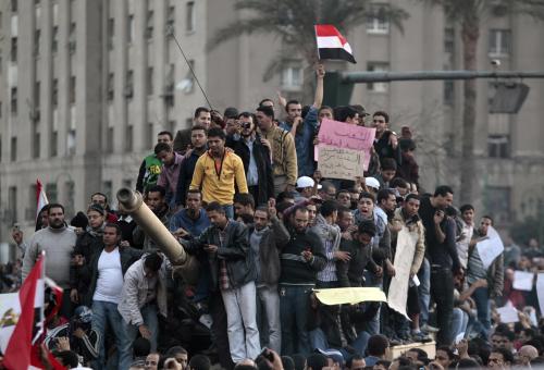 Egyptian anti-government protesters stand atop an Egyptian army tank during a protest in Tahrir square in Cairo, Egypt, Saturday, Jan. 29, 2011. (Yonhap-AP)