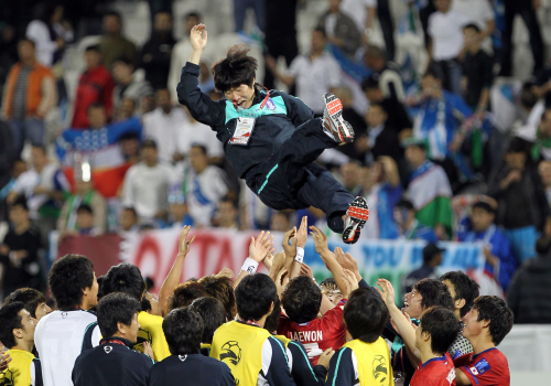 Korean national team players give Park Ji-sung one final send-off after beating Uzbekistan. (Yonhap News)