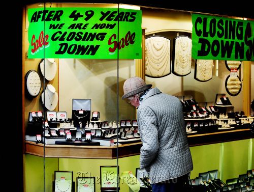 A closing down sale is advertised in the windows of a jewellery store in Dublin, Ireland. (Bloomberg)