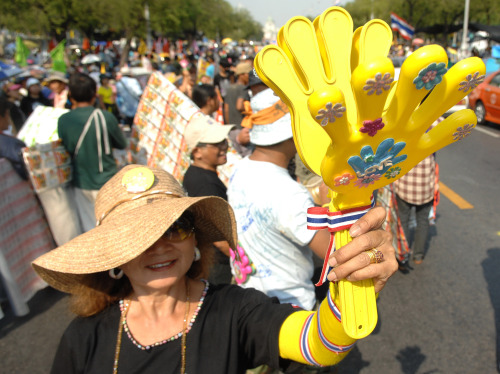 A supporter of the People’s Alliance for Democracy, alias gestures during a mass rally against the government in Bangkok.  (Xinhua-Yonhap News)
