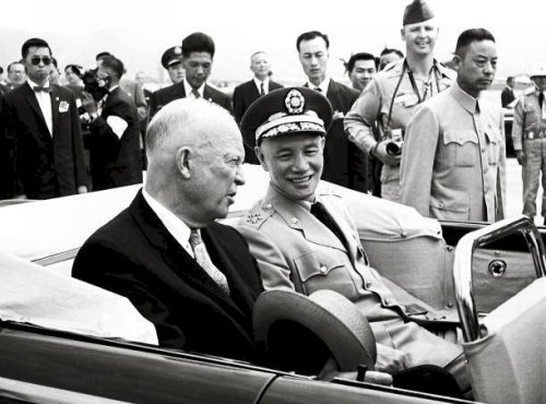 Former U.S. President Dwight D. Eisenhower (left) visits Taiwan on June 18, 1960, becoming the only sitting U.S. president to visit Taiwan. After arriving at Taipei Songshan Airport, he rides in a convertible with President Chiang Kai-shek (right) to downtown Taipei.This was an important period for Taiwan-U.S. relations. (Taiwan Government Information Office)