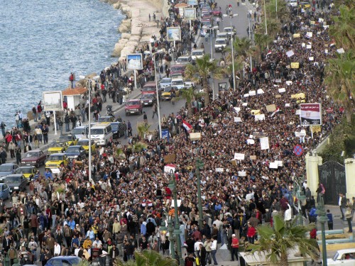 A crowd demonstrate in Alexandria, Egypt. (AP-Yonhap News)