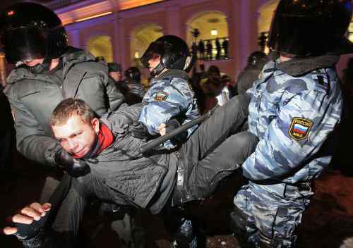 Police officers detain an opposition activist during a banned anti-Kremlin protest in St. Petersburg, Monday. (AP-Yonhap News)