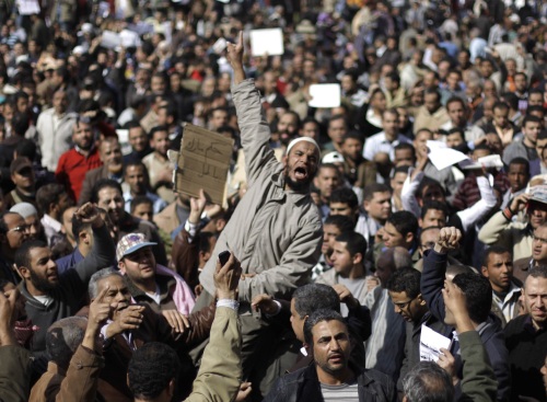 People demonstrate in Cairo, Egypt, Monday, Jan. 31, 2011. A coalition of opposition groups called for a million people to take to Cairo's streets Tuesday to ratchet up pressure for President Hosni Mubarak to leave. (AP-Yonhap News)