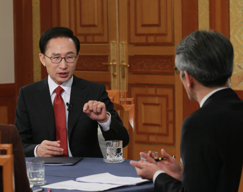 President Lee Myung-bak in a televised talk show on Tuesday  (Yonhap News)