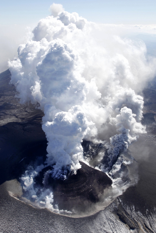 The volcano in Mount Shinmoedake erupted last week for the first time in 52 years. Officials urged more than 1,000 residents to seek safer ground on Monday and expanded a no-access zone around the 1,421-meter volcano that has exploded back to life. (AP-Yonhap News)