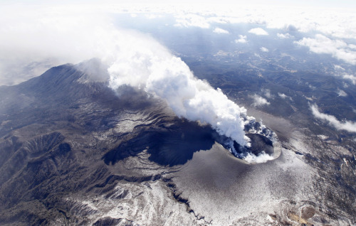 A dome of lava grow larger inside the crater as volcanic ash billows from Mount Shinmoedake in the Kirishimna range on Japan's southernmost main island of Kyushu Monday, Jan. 31, 2011. (AP-Yonhap News)