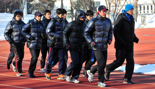 Korean national team sprinters warm up at the running track on Jan. 26 at the Taeneung Training Center in Seoul. (Kim Myung-sub/The Korea Herald)