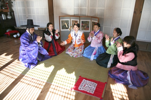 Visitors play “yunnori,” one of the most famous folk games for Seollal, at Seoul NamsanGukakdang in Seoul. (Seoul Namsan Gukakdang)