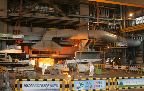 Employees at work at POSCO’s FINEX plant at Pohang Steelworks in Pohang, North Gyeongsang Province. (Lee Gil-dong/The Korea Herald)