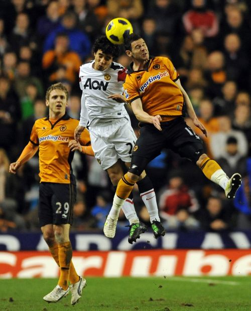 Manchester United’s Rafael Da Silva (left) and Wolverhampton’s Matt Jarvis vie for the ball. (AFP-Yonhap News)