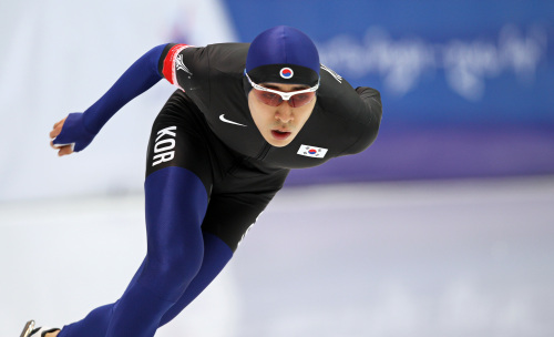Speed skater Lee Seung-hoon competes in the men’s 10,000-meter race. (Yonhap News)
