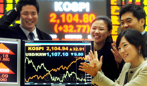 Korea Exchange officials rejoice as Seoul stocks open higher Monday after a five-day closure during the Lunar New Year holidays. (Park Hyun-koo/The Korea )Herald