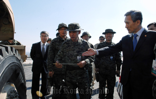 Defense Minister Kim Kwan-jin is briefed on South Korean troops’ operations during his visit to the Ashena Unit in Afghanistan Tuesday. (MND)