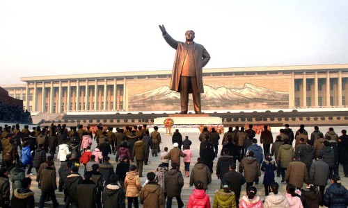 North Koreans pay tribute to the statue of Kim Il-sung in Pyongyang on Feb. 3. (Yonhap News)