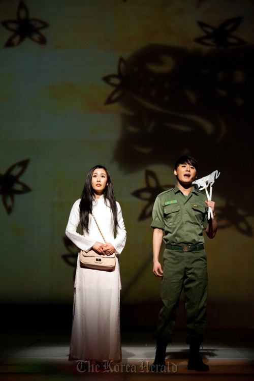 A scene of Joon (Kim Jun-su) and Linh (Yoon Gong-joo) in musical “Tears of Heaven” (Seoul&Company)