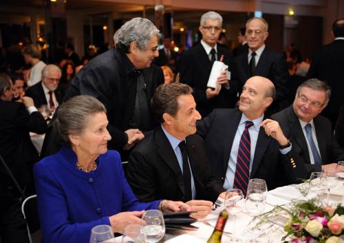France’s President Nicolas Sarkozy (center) is surrounded by former French minister and president of the European parliament Simone Veil (left), singer Enrico Macias (left, top), Defense Minister Alain Juppe (right) during the annual Representative Council of France’s Jewish Associations (CRIF) dinner at the Pavillon d’Armenonville in Paris on Wednesday. (AFP-Yonhap News)