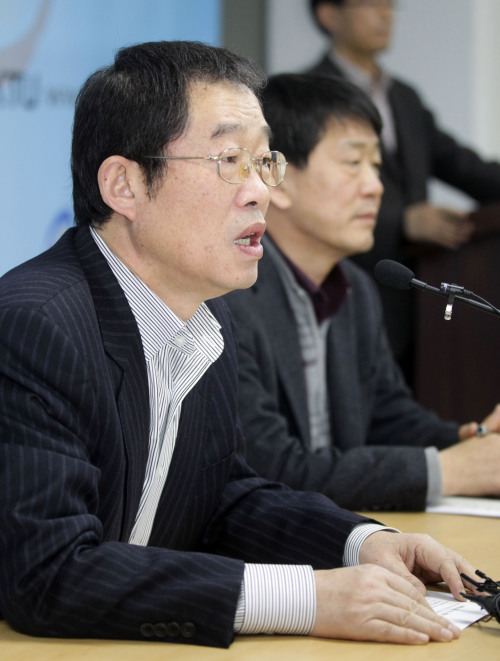 Lee Yong-deuk, chairman of the Federation of Korean Trade Unions, speaks at a news conference in Seoul on Thursday.